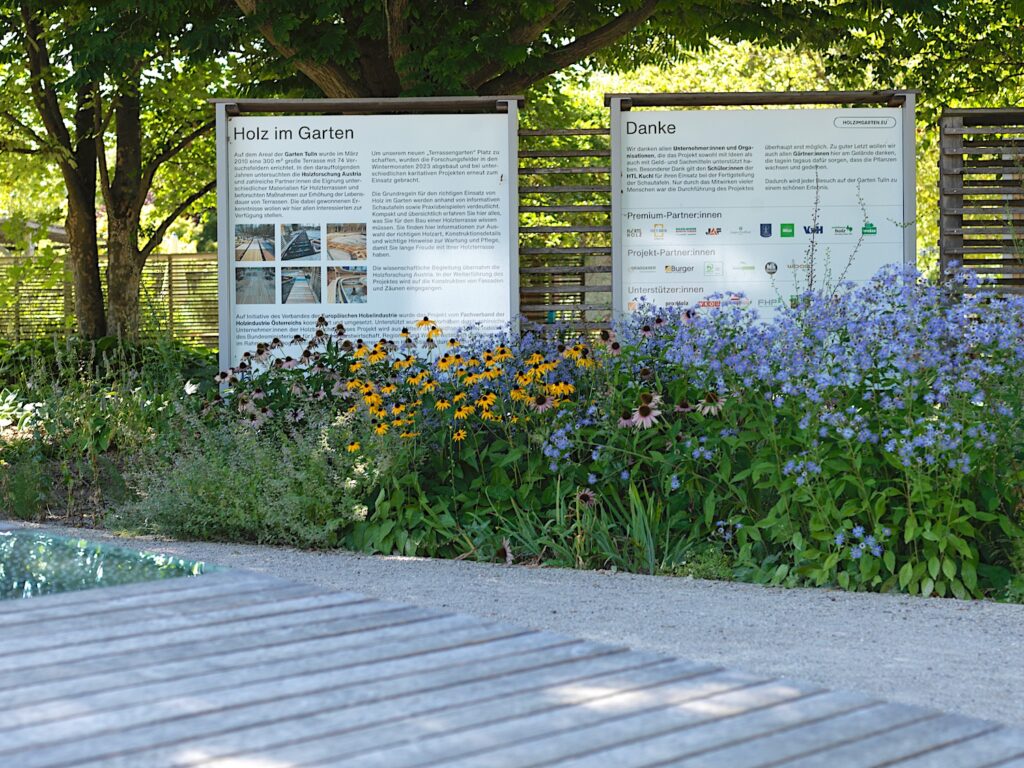 Informationstafel auf der Garten Tulln zum Schauprojekt "Holz im Garten", August 2025.