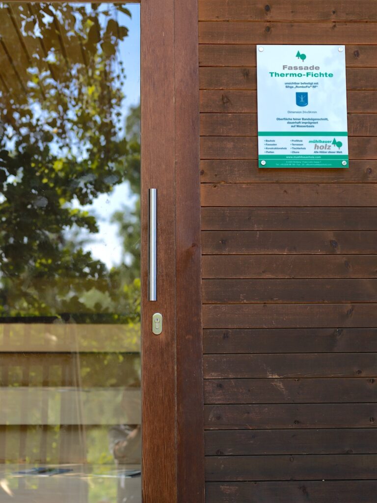 Thermisch behandeltes Holz: Hier als Beispiel eine Thermo-Fichte.
